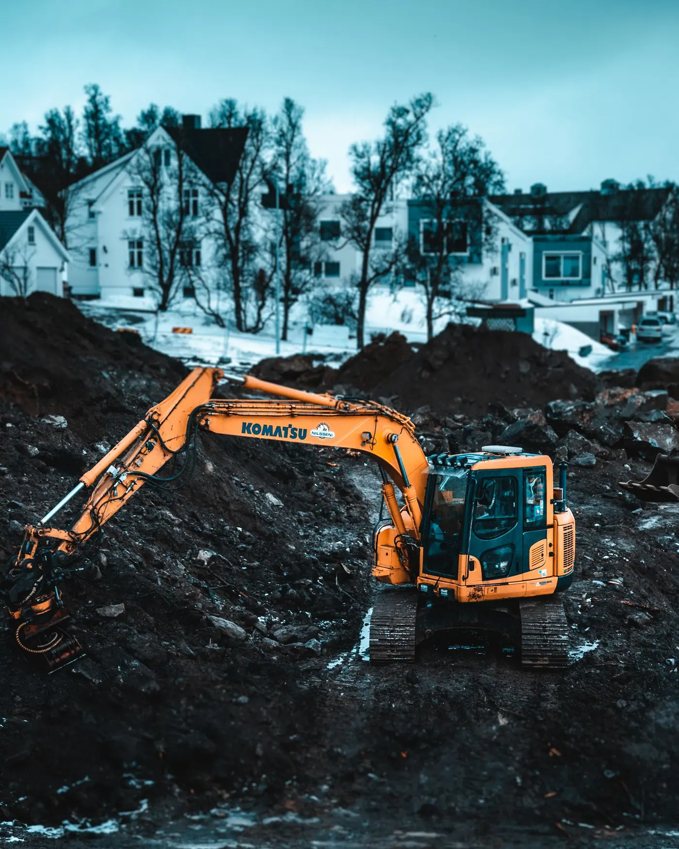 Excavadora trabajando en un movimiento de tierra