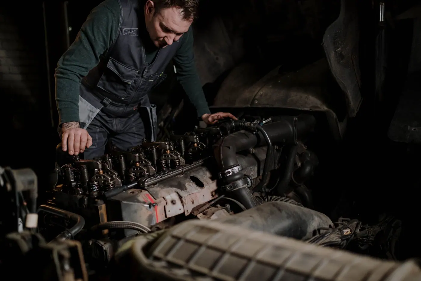Mecánico trabajando sobre el motor de una unidad en el taller